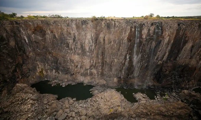 Les chutes Victoria en sont réduites à un simple filet d’eau. © Reuters, Twitter